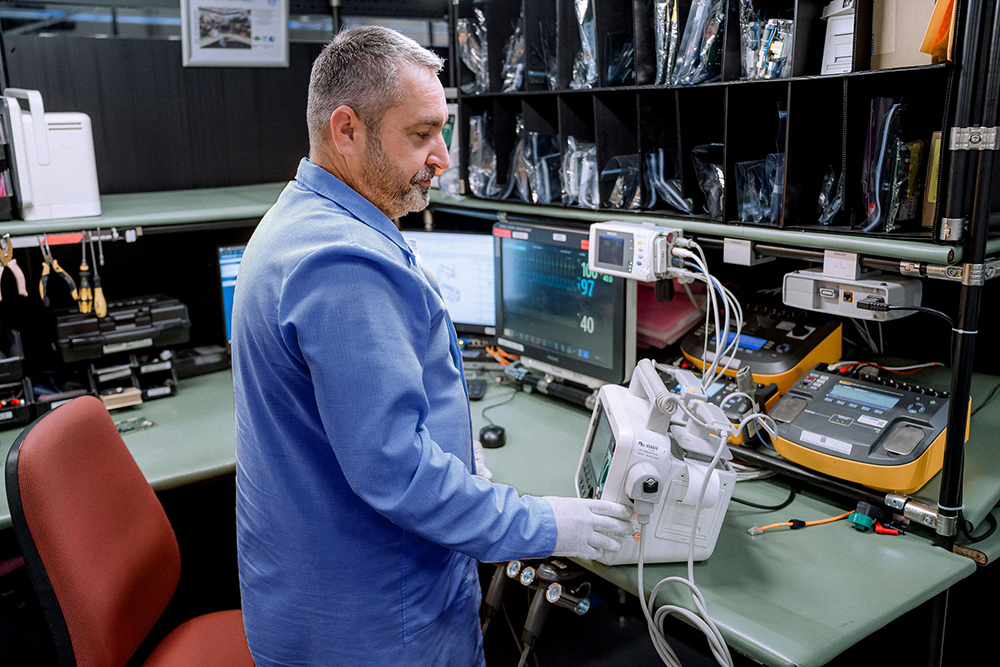 Ein Plexus-Mitarbeiter arbeitet an einer Maschine zur Fehleranalyse.